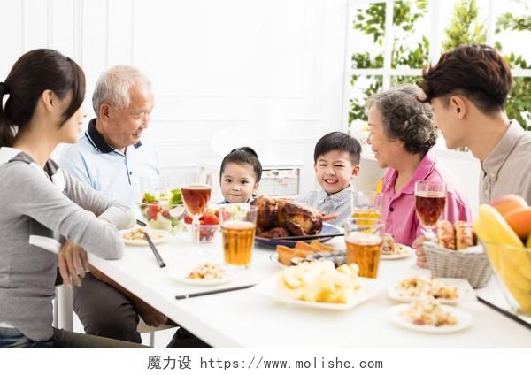 快乐的亚洲家庭在家里吃饭幸福一家人幸福家庭幸福的人